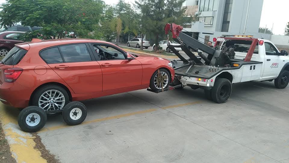 Grúa con Dolly para vehículos de alta gama en Guadalajara