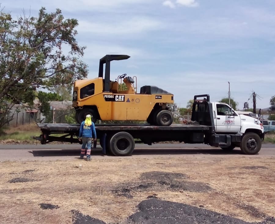 Traslado de maquinaria con grúa